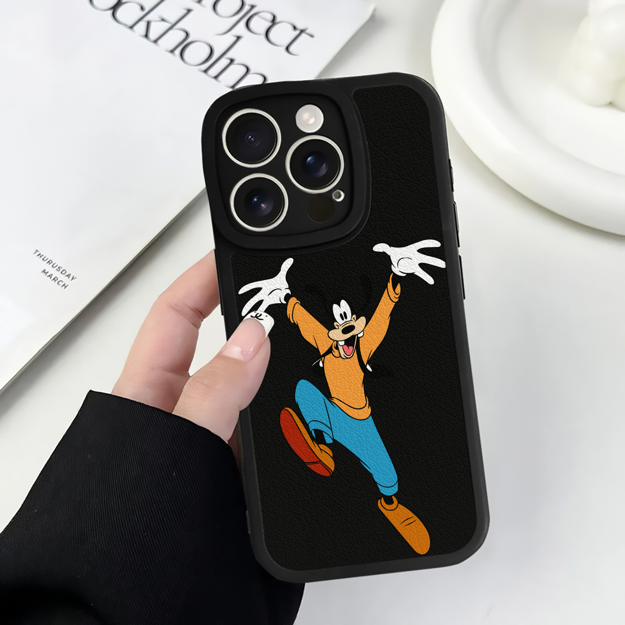 （画像用） ミッキーマウス Mickey Mouse 【iPhone 16シリーズ対応】シリコンスマホケース（レザー調） 材質：シリコン